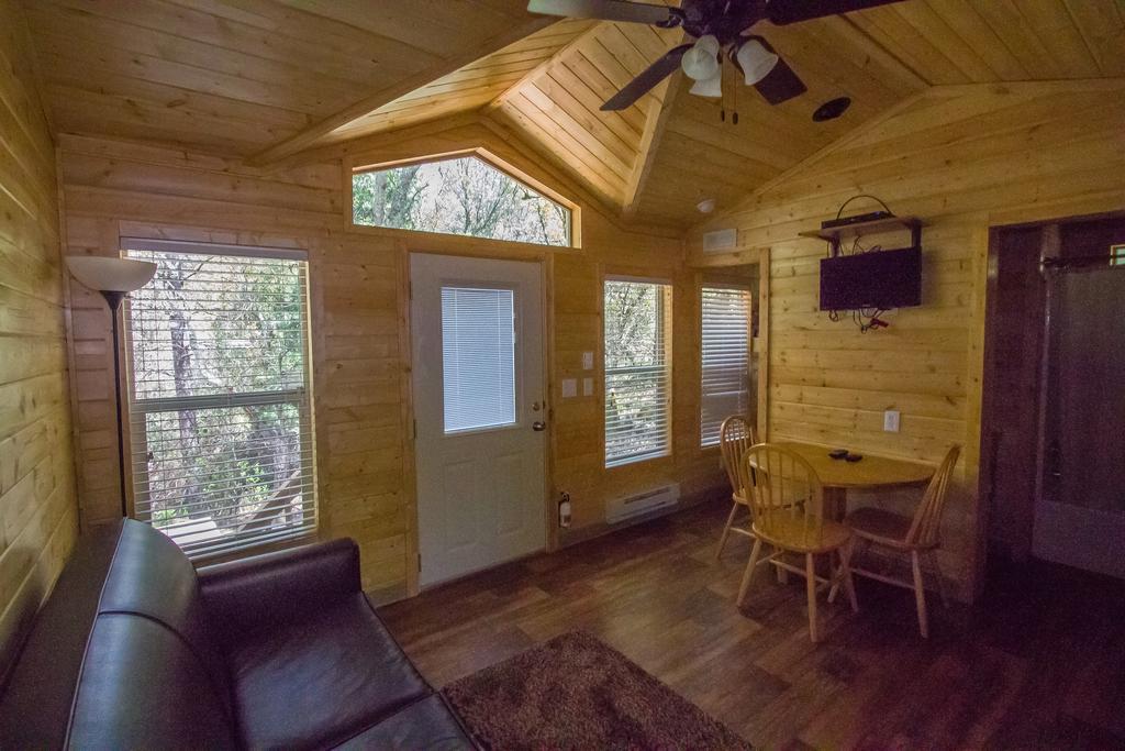 Lake Of The Springs Camping Resort Cottage 1 Oregon House Room photo